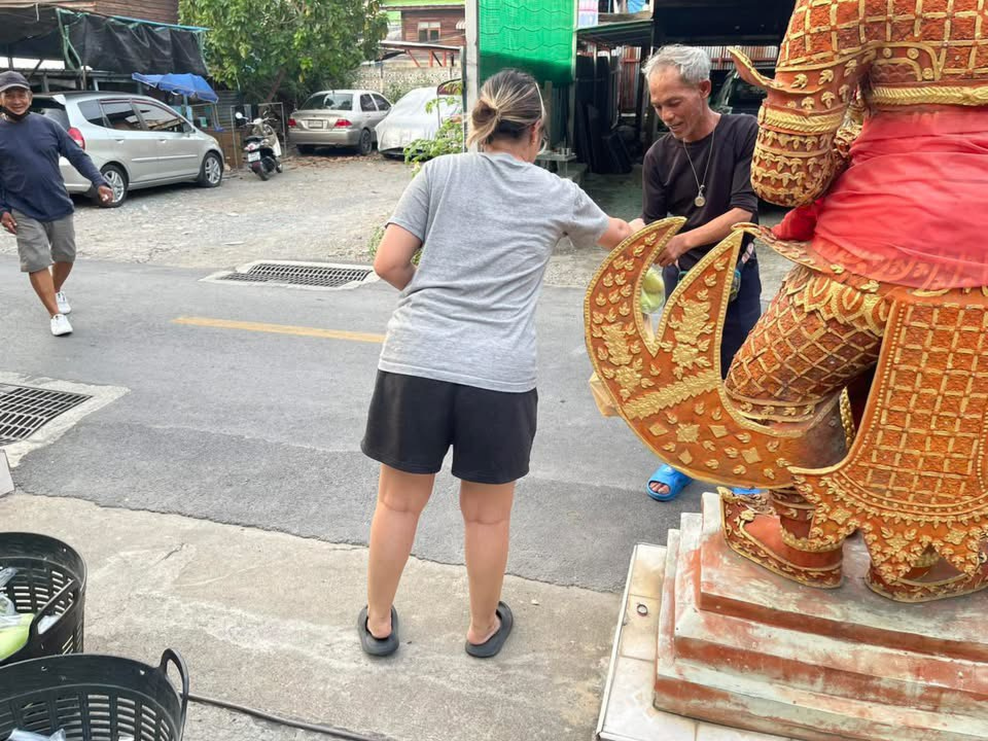 วันที่ 2 เมษายน 2568 โรงทานสมเด็จพระเจ้าตากสินมหาราช และมูลนิธิไทรสังวาล แจกมะม่วงจากสวนที่สิงห์บุรี