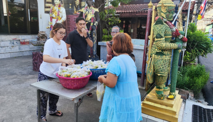 วันที่ 22 ตุลาคม 2566 โรงทานสมเด็จพระเจ้าตากสินมหาราชและมูลนิธิไทรสังวาล ร่วมแจกข้าวโพดต้ม