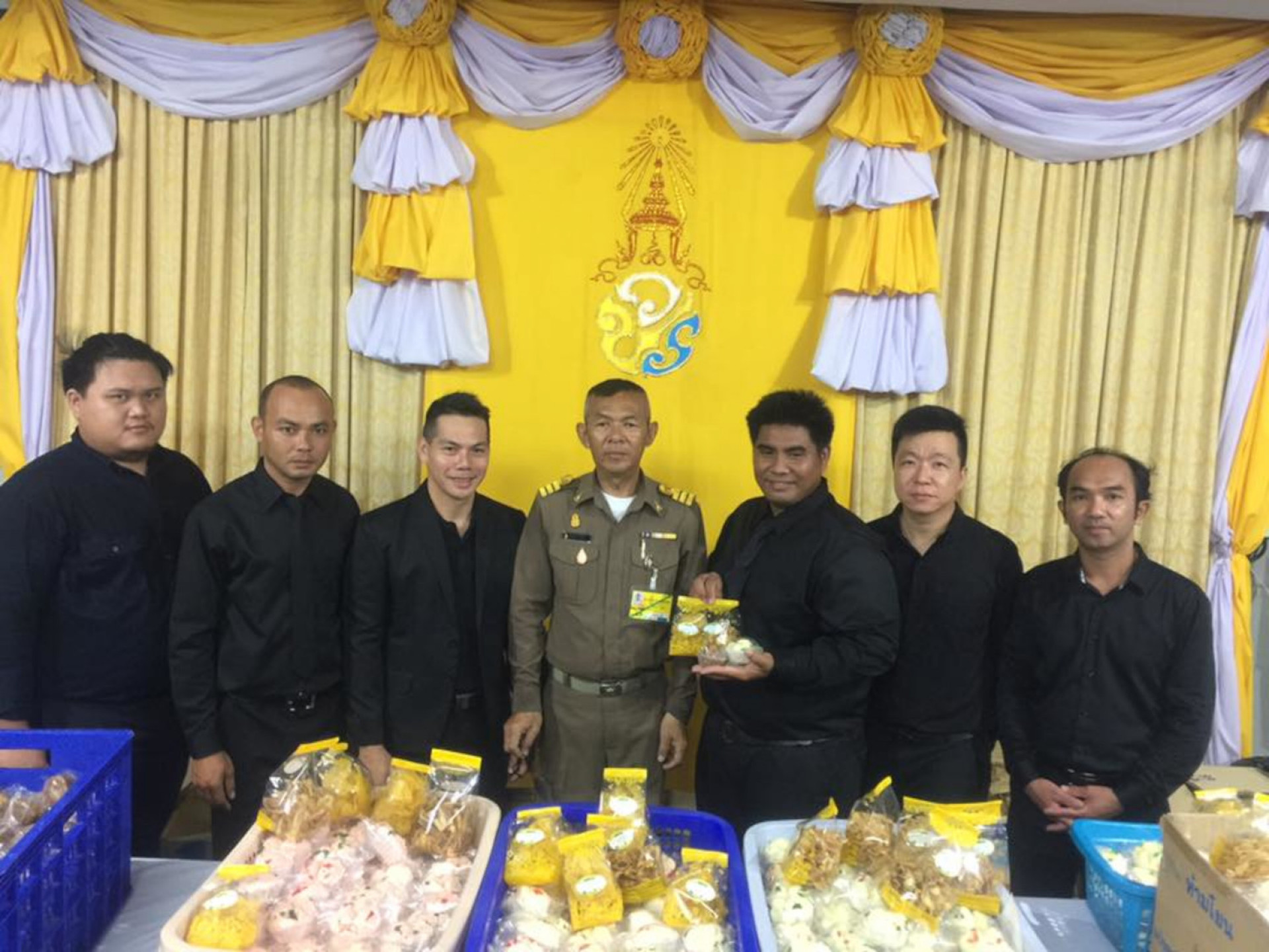 แจกอาหาร ผู้ร่วมงานถวายบังคมพระบรมศพ “รัชกาลที่ 9"