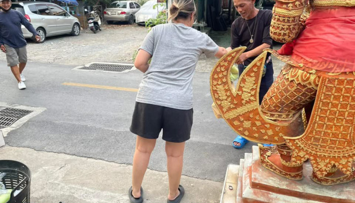 วันที่ 2 เมษายน 2568 โรงทานสมเด็จพระเจ้าตากสินมหาราช และมูลนิธิไทรสังวาล แจกมะม่วงจากสวนที่สิงห์บุรี